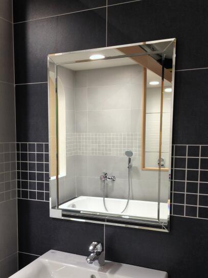 Zrcadlo 60 x 80 cm zdobené fazeta lišta SALTO